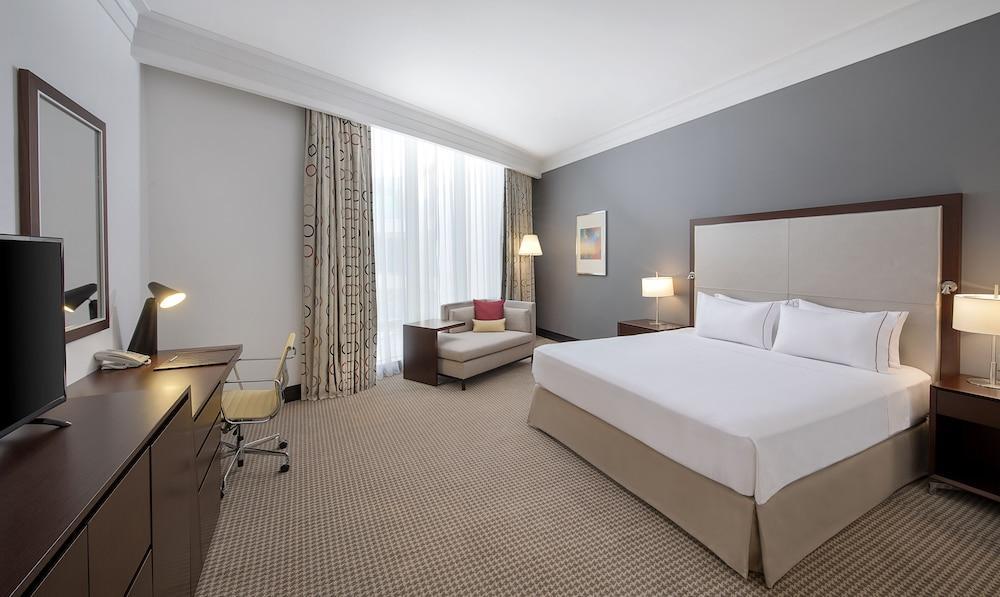 Doubletree By Hilton Doha - Al Sadd Hotel Exterior photo A room at the Hilton London Heathrow