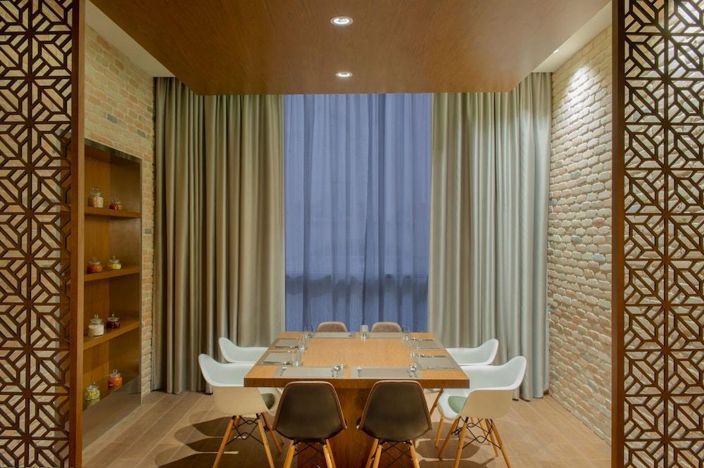 Doubletree By Hilton Doha - Al Sadd Hotel Exterior photo Meeting room