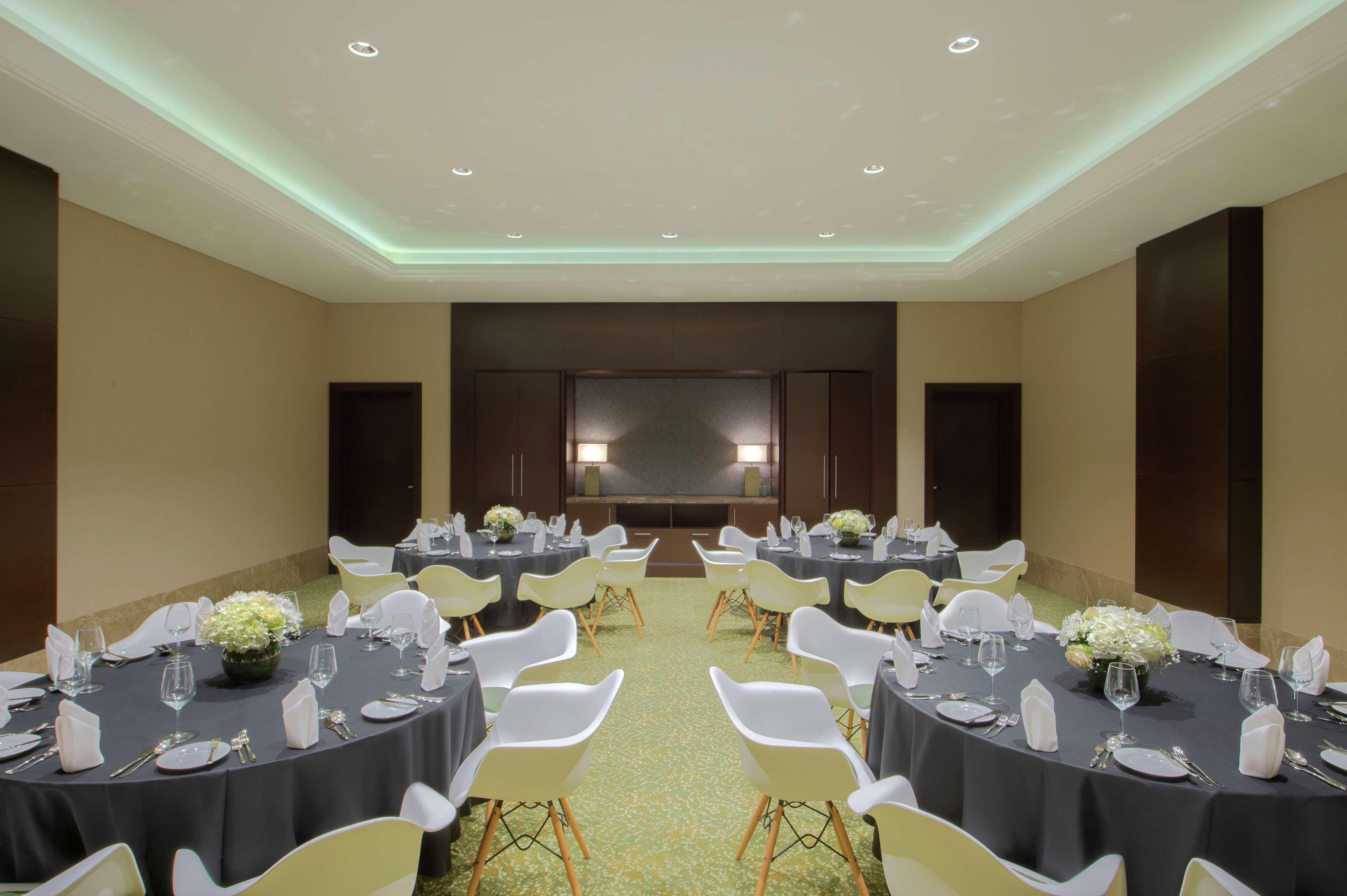 Doubletree By Hilton Doha - Al Sadd Hotel Exterior photo Meeting room