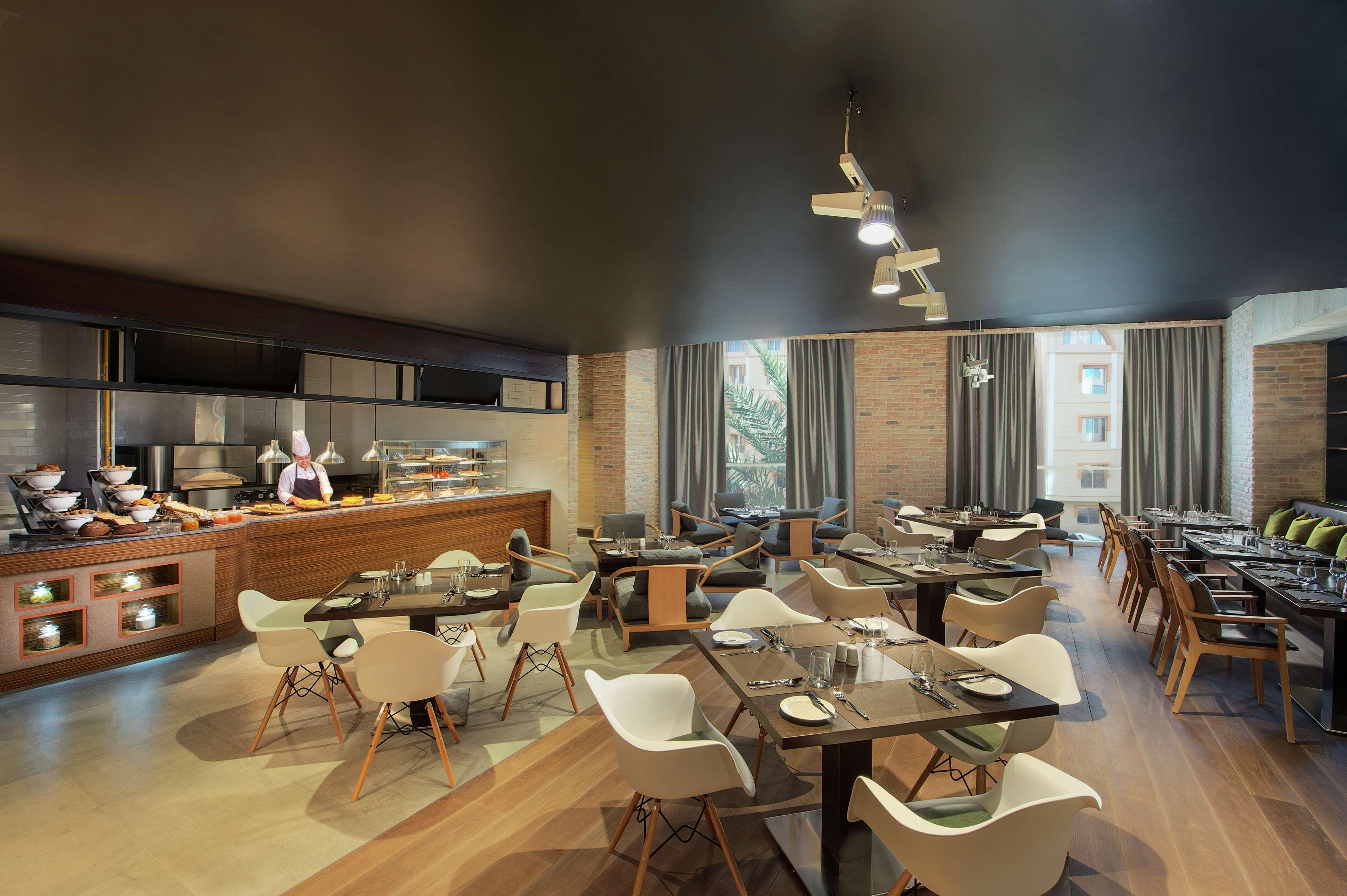Doubletree By Hilton Doha - Al Sadd Hotel Exterior photo Restaurant