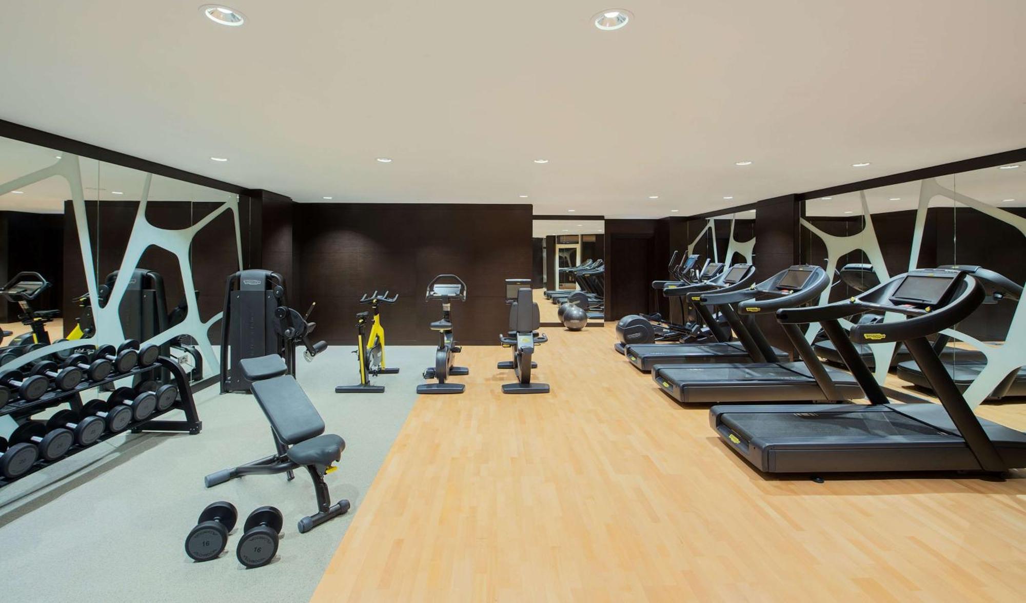 Doubletree By Hilton Doha - Al Sadd Hotel Exterior photo The gym at the hotel