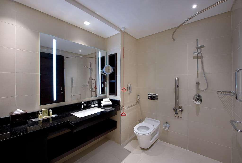 Doubletree By Hilton Doha - Al Sadd Hotel Room photo A bathroom in a hotel