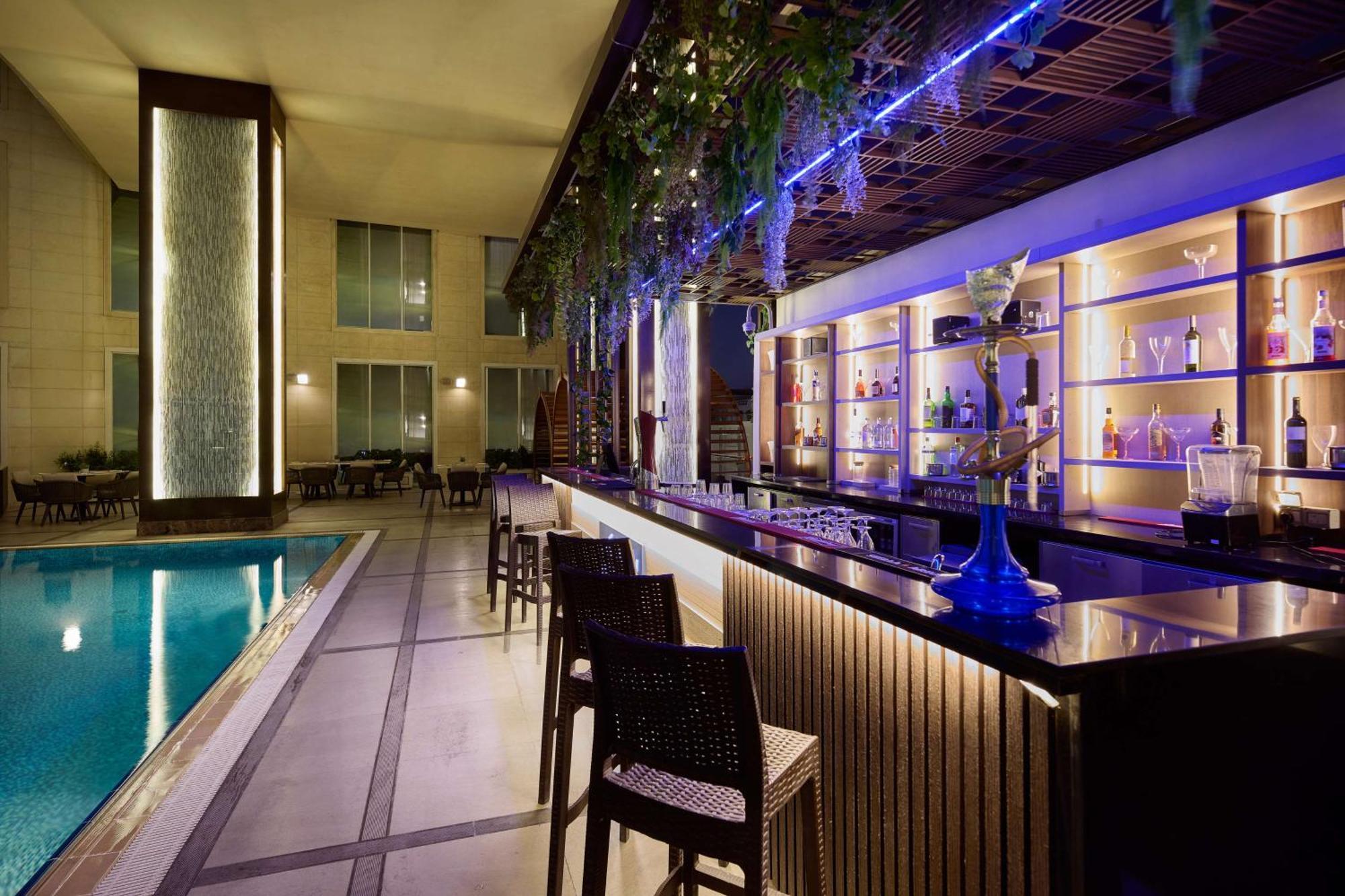Doubletree By Hilton Doha - Al Sadd Hotel Exterior photo The bar at the pool