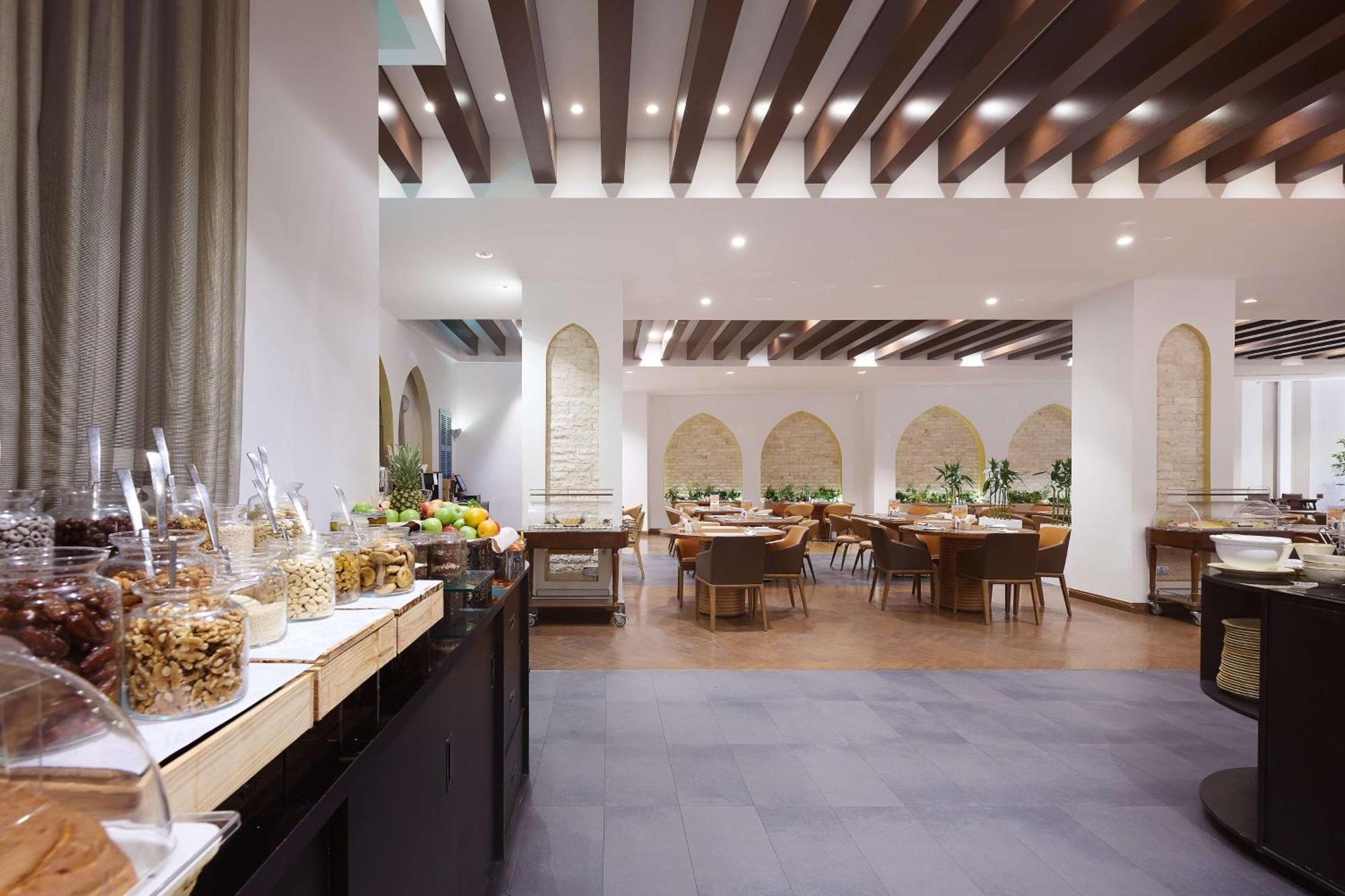 Doubletree By Hilton Doha - Al Sadd Hotel Exterior photo The interior of the restaurant
