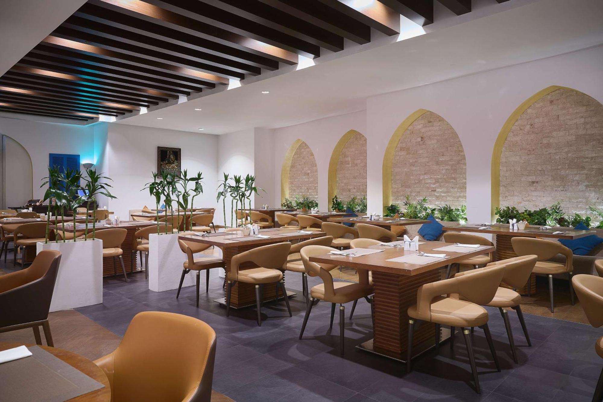 Doubletree By Hilton Doha - Al Sadd Hotel Exterior photo The restaurant