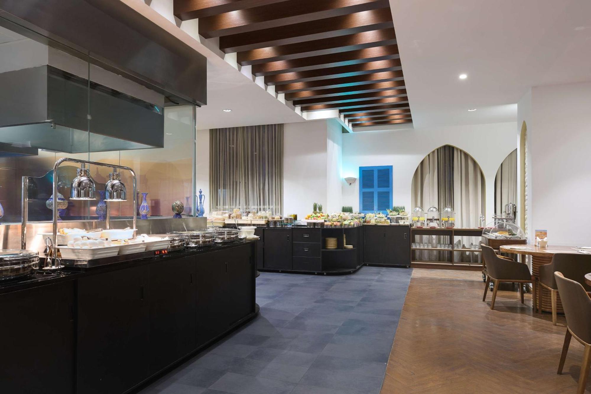 Doubletree By Hilton Doha - Al Sadd Hotel Exterior photo The Club at Dubai International Airport