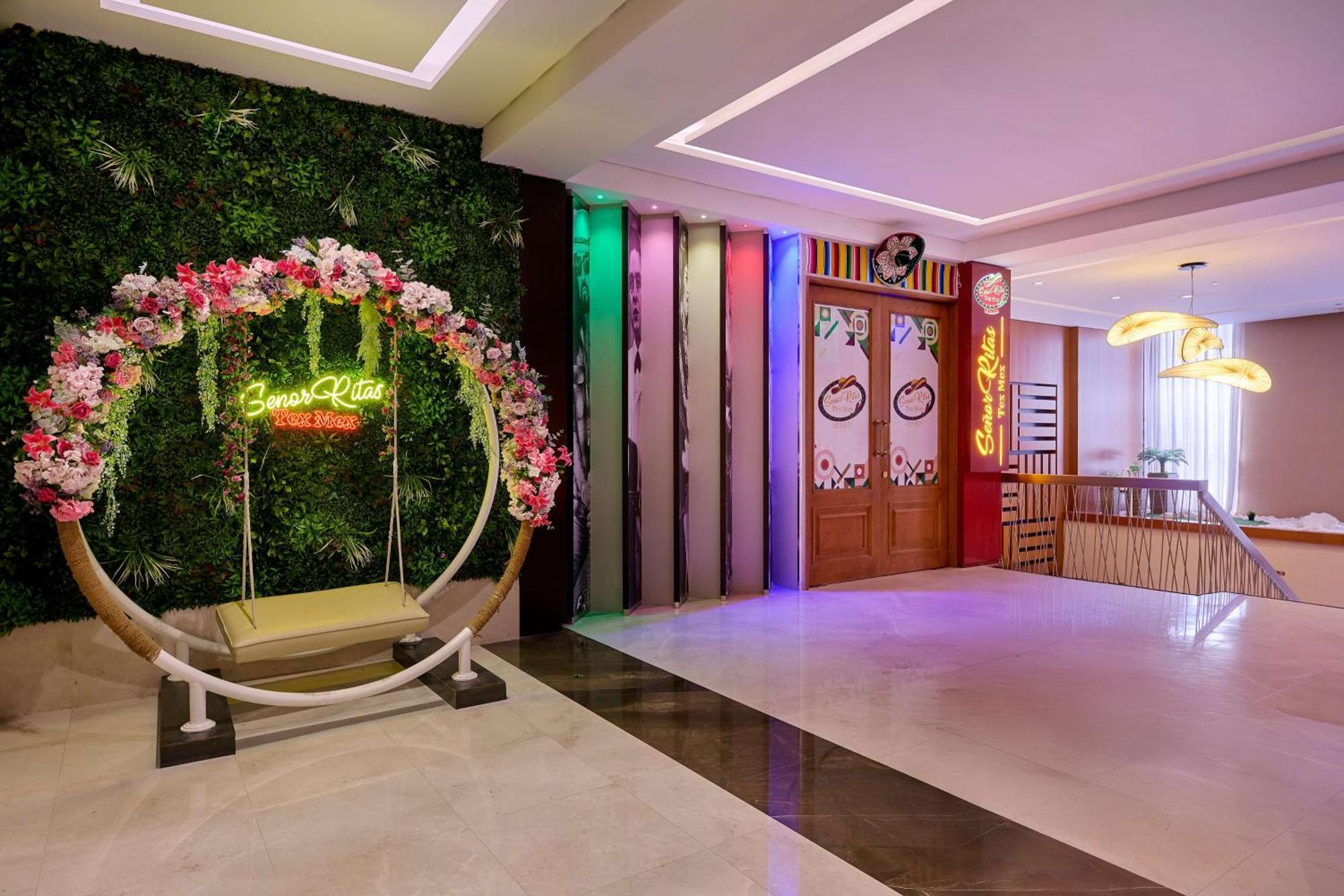 Doubletree By Hilton Doha - Al Sadd Hotel Exterior photo The lobby of the hotel
